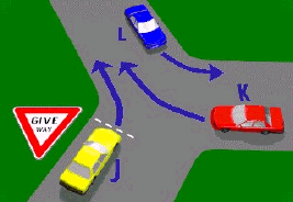 图中的哪一辆车必须让路？