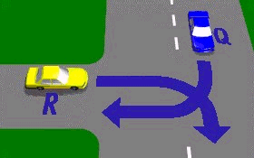 在图中的丁字路口哪辆车应该让路？