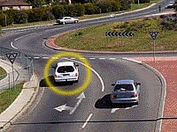 在这个两条车道的转盘路上，划圈的这辆车是否可以向右转？