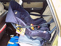 你想在你的车里安装一个婴儿保护装置。你应该把它固定在哪里？