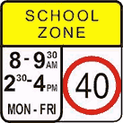 这是学校开学期间的早上9点20分。你以60公里的时速与周围的车辆同等的速度开车。 你经过这个标志，但是其它车辆没有较大减速。你应该做什么？