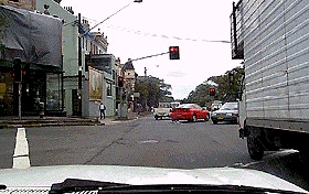 你在一个交叉路口等待，灯是红色的。交通灯转成绿色。你应该 -